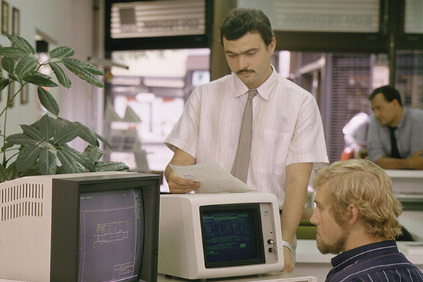 Ralf Klenk consulting with an employee